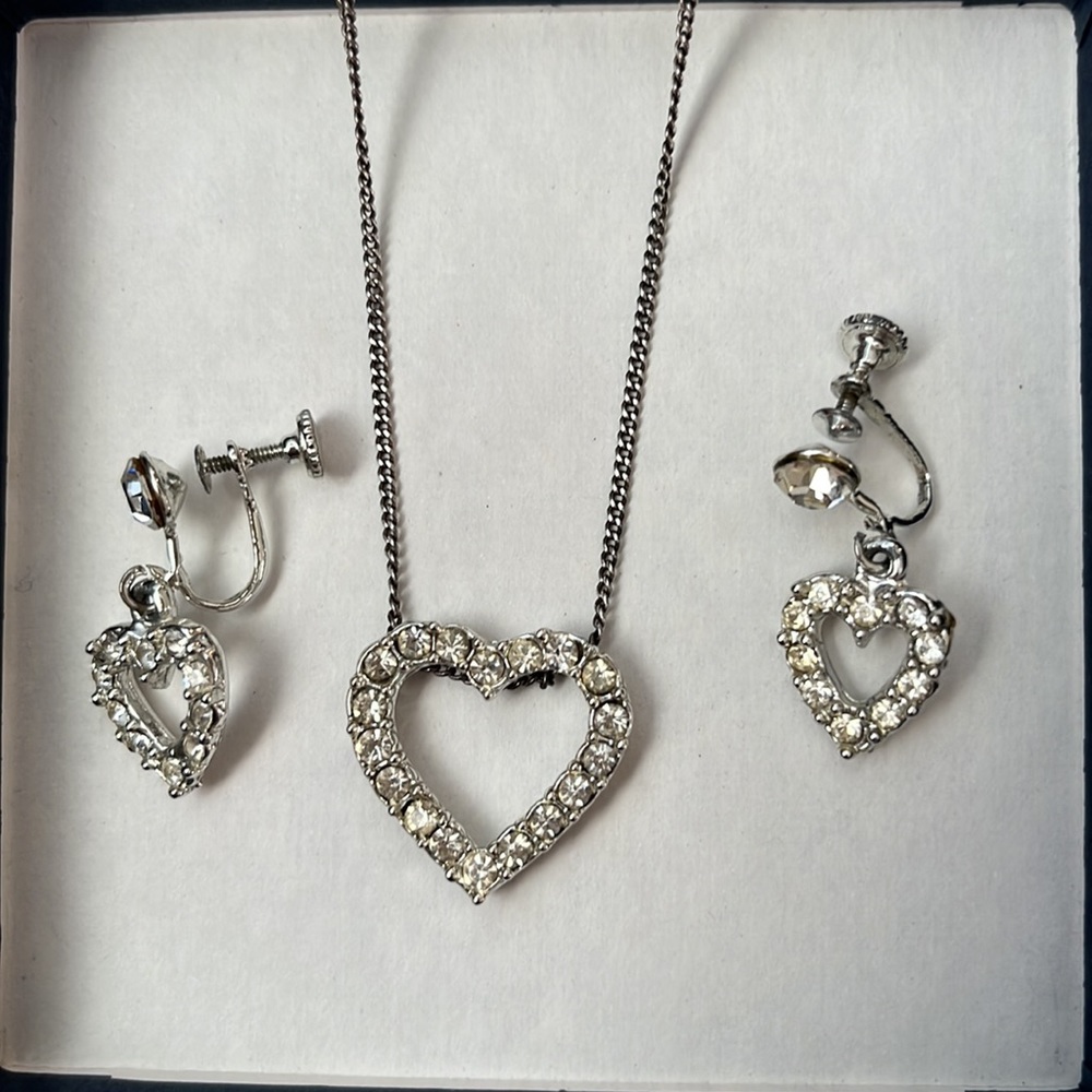 Vintage Jewelry Bundle - 2 pairs screw back earrings & heart necklace - Picture 1 of 11